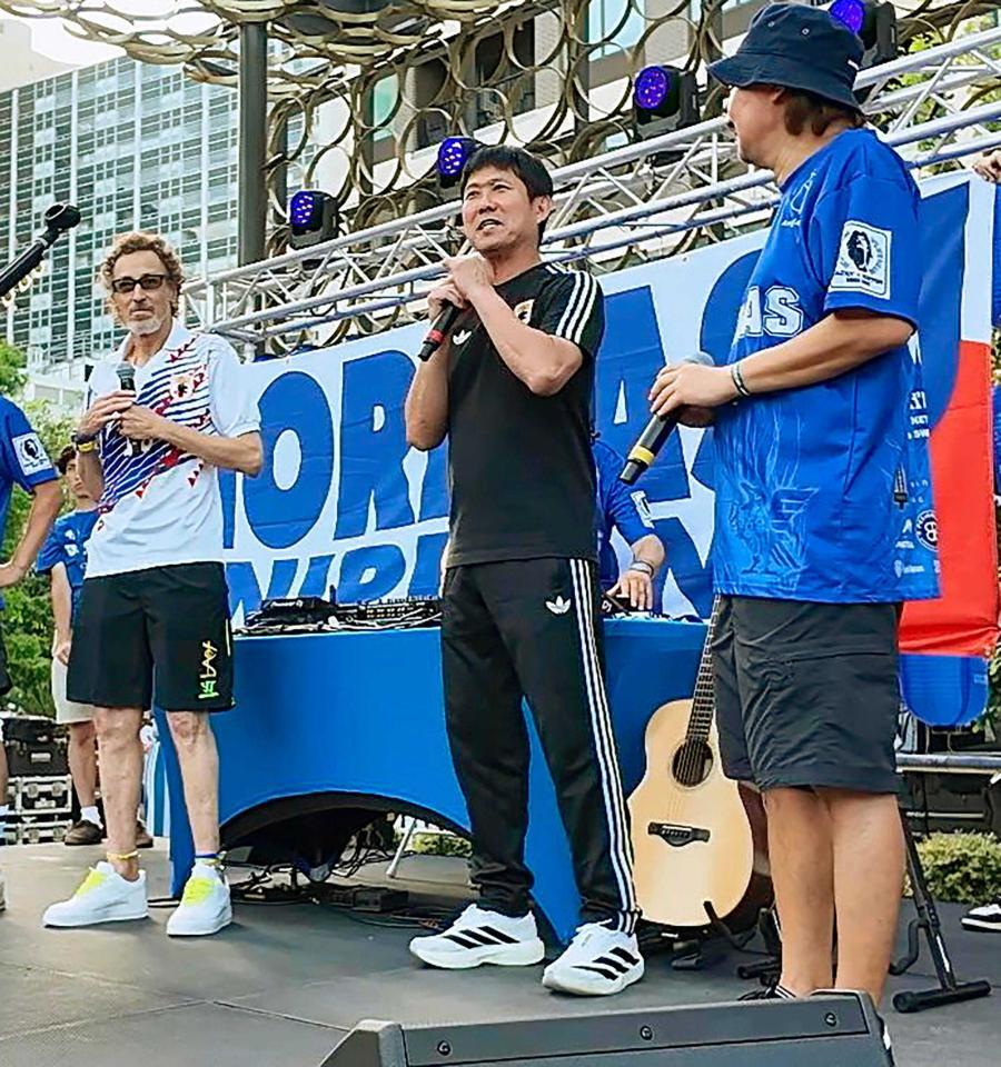 　日本代表のサポーターが集まるイベントにサプライズ登場した森保監督（中央）＝２４日、ダラス（共同）
