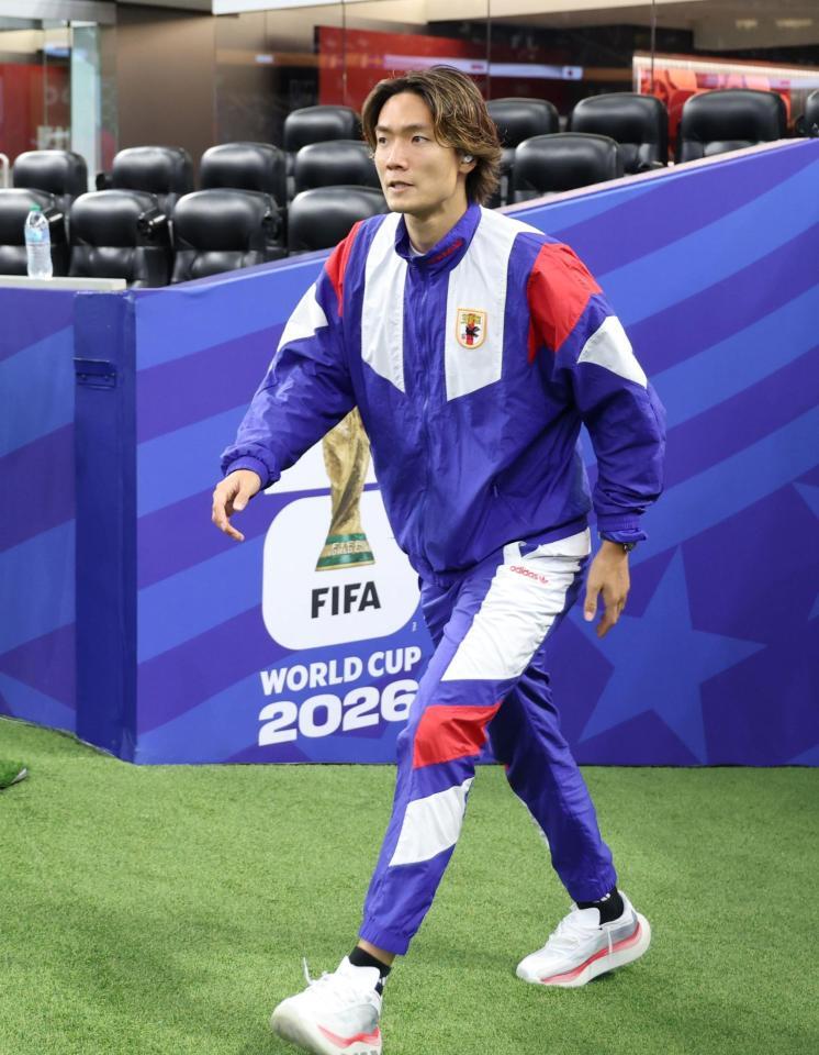 ピッチに向かう板倉滉（撮影・中田匡峻）