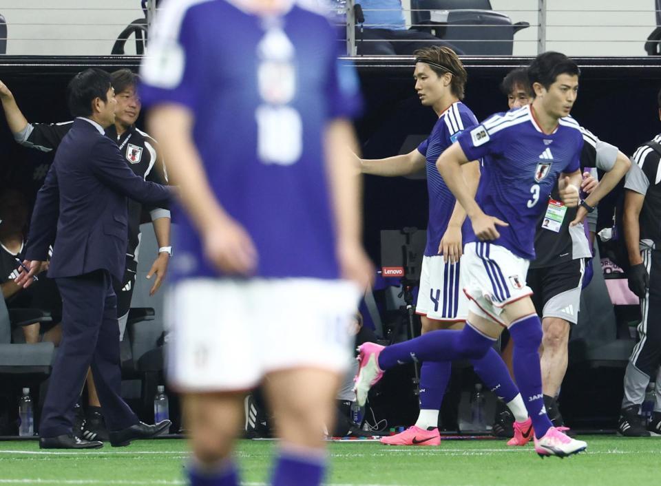 前半、途中交代する板倉（右から２人目）。右は谷口