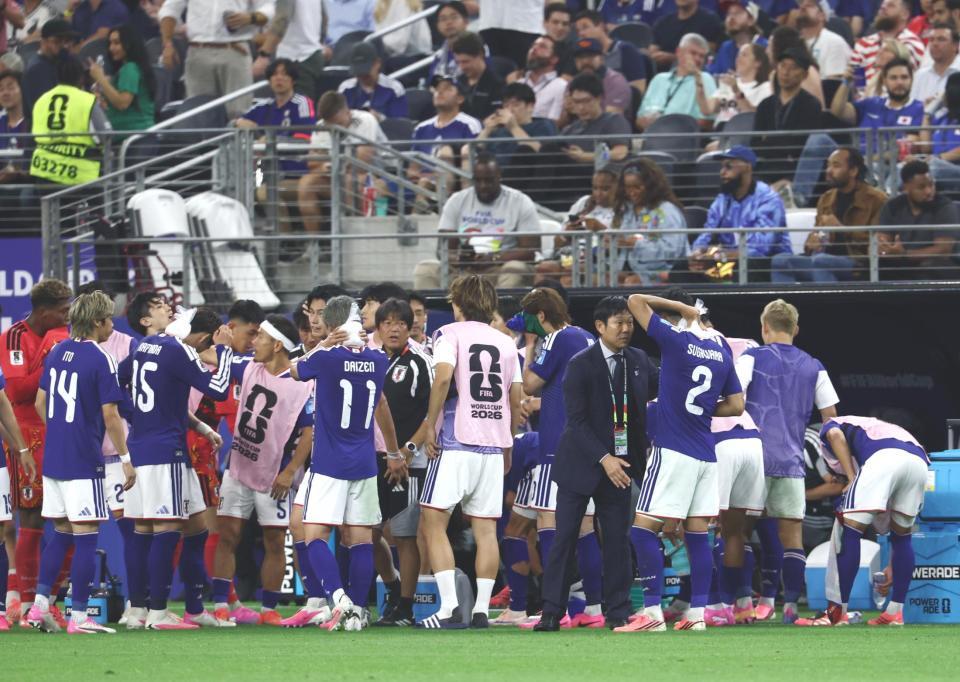 後半、飲水タイムで菅原（２）に声かける森保監督