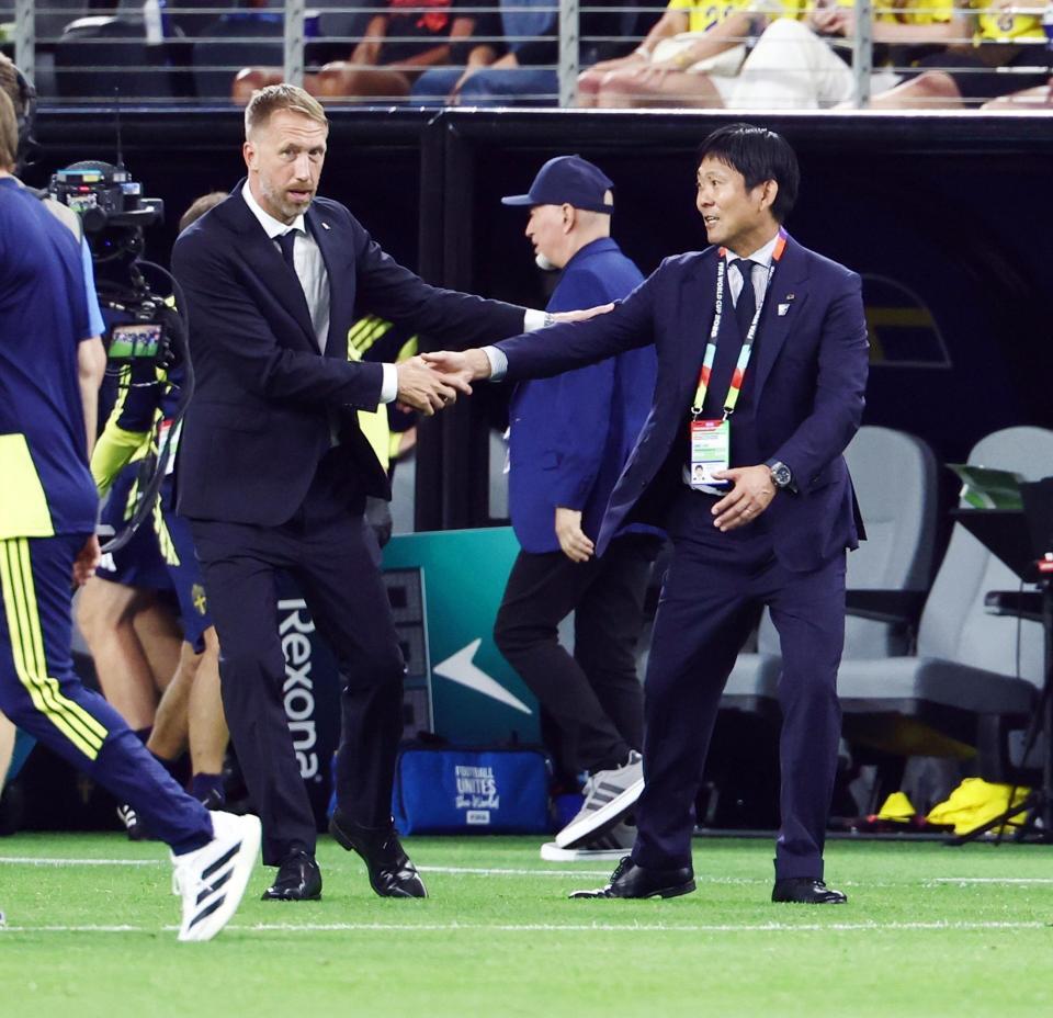 試合後、スウェーデンのポッター監督（左）と握手する森保監督