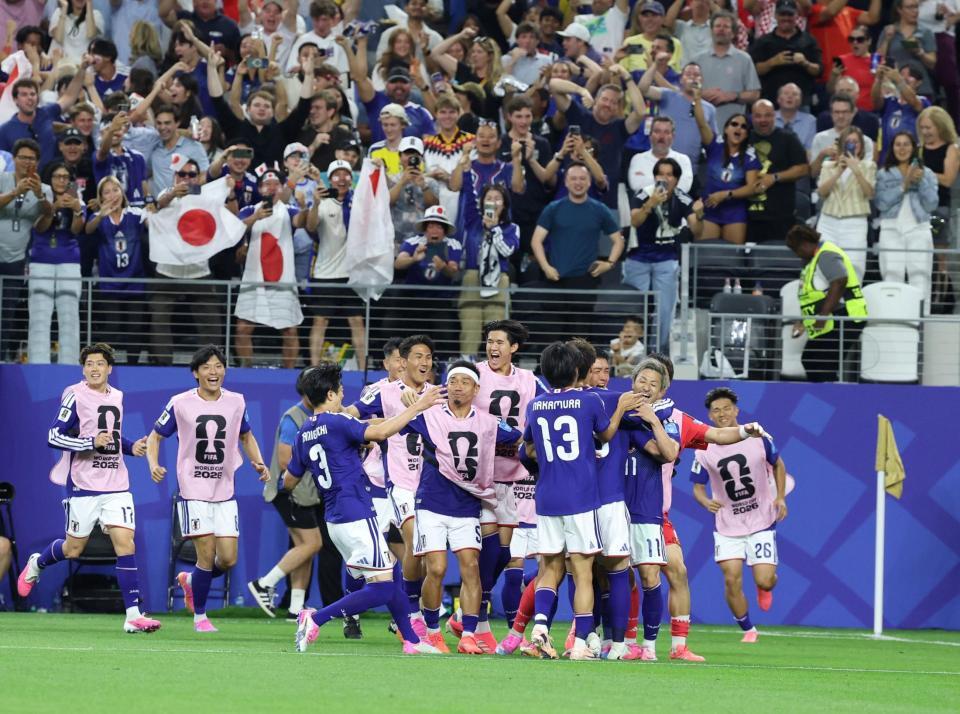 後半、先制ゴールを決めた前田大然（右）の元に笑顔で駆け寄る日本代表イレブン（撮影・中田匡峻）