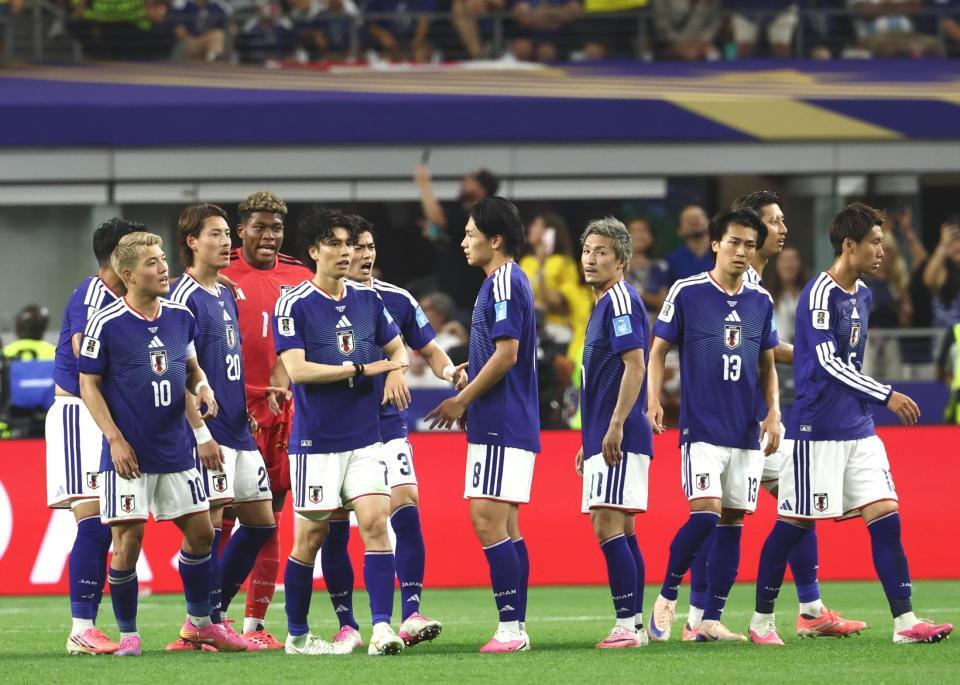 後半、同点ゴールを許し集まる日本代表