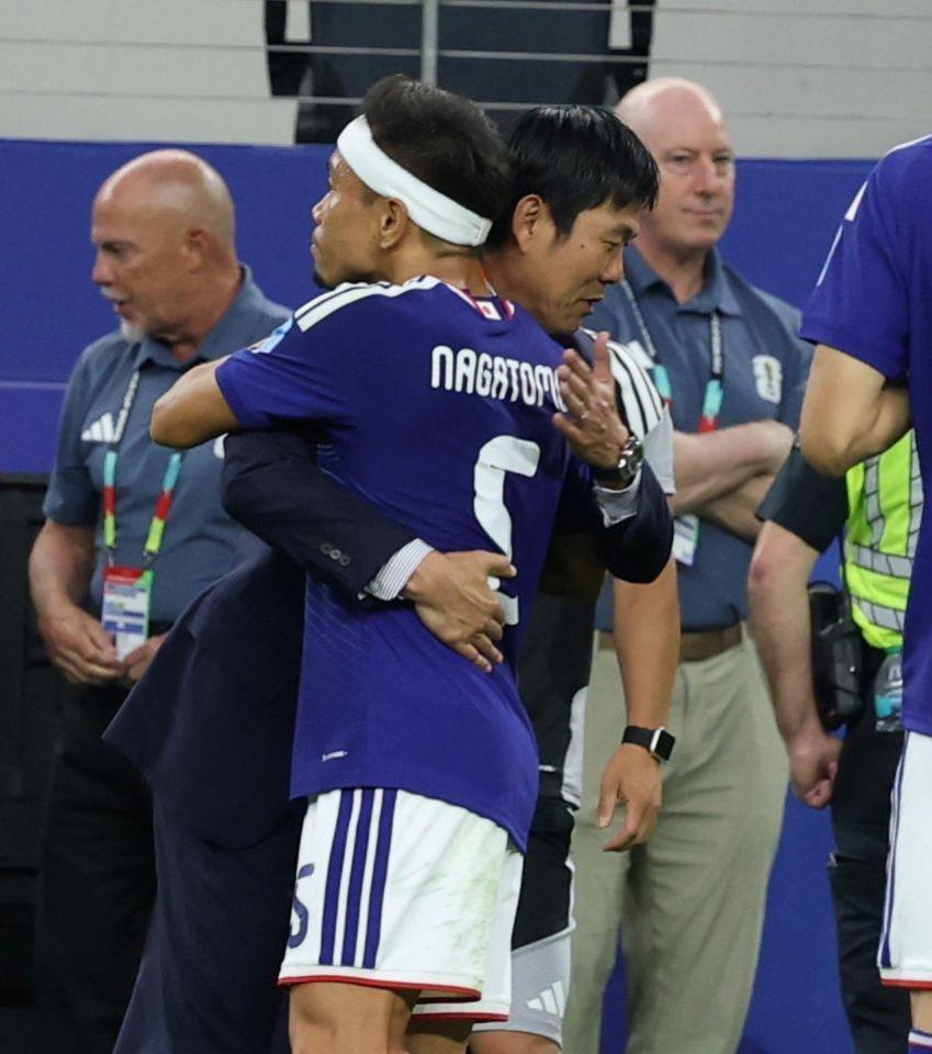 試合後、長友を抱きしめる森保監督（奥）＝撮影・中田匡峻