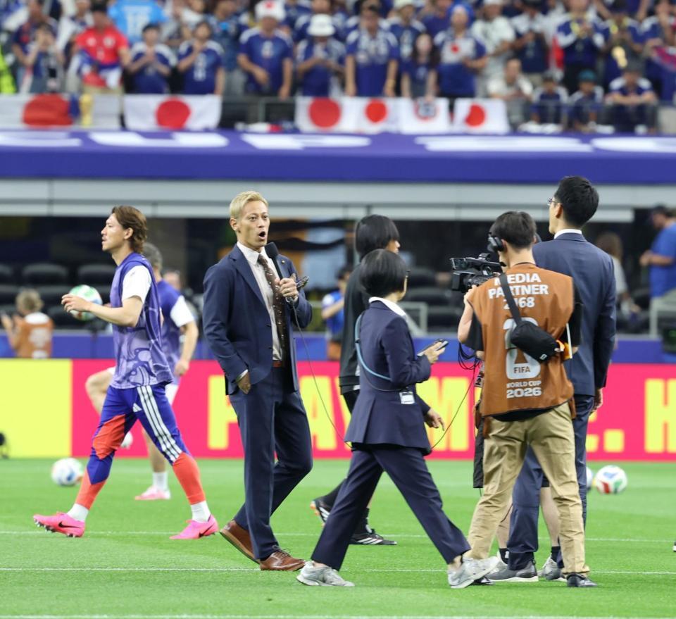 ピッチで解説する本田圭佑（撮影・中田匡峻）