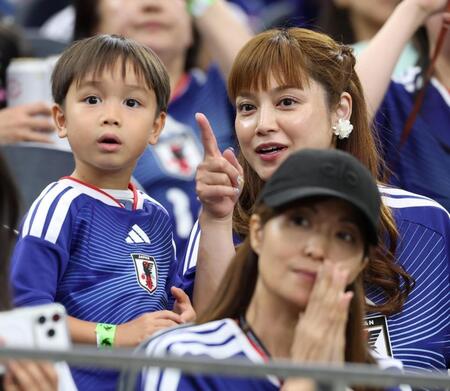 観戦する平愛梨＝ダラススタジアム（撮影・中田匡峻）