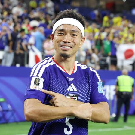 ５大会以上出場した選手に与えられるレガシーパッチを見せる長友佑都