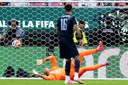 ウルグアイ－スペイン　前半、先制ゴールを許したウルグアイのＧＫムスレラ＝グアダラハラ（ＡＰ＝共同）