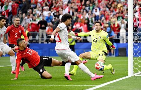 エジプト－イラン　前半、ゴールを決めるイランのレザイアン（右から２人目）。ＧＫショベイル＝シアトル（ロイター＝共同）