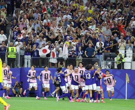 後半、前田（右）の先制ゴールにわく日本代表イレブン（撮影・中田匡峻）