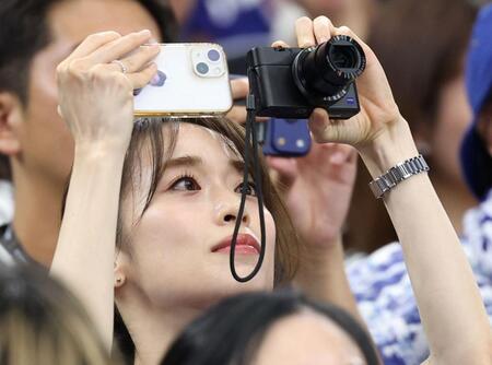 カメラを構える泉里香＝２５日、ダラススタジアム
