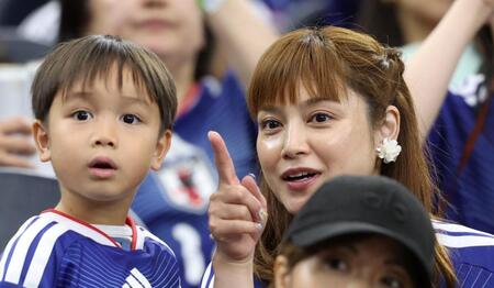 観戦する平愛梨＝２５日、ダラススタジアム