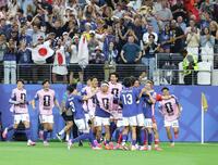 後半、先制ゴールを決めた前田（右）の元に笑顔で駆け寄る日本代表（撮影・中田匡峻）