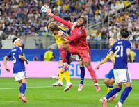 後半、パンチングでクリアするＧＫ鈴木彩（共同）