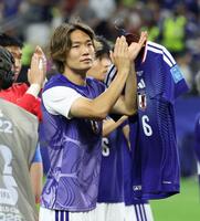 遠藤航のユニホームを手にあいさつをする板倉（撮影・中田匡峻）