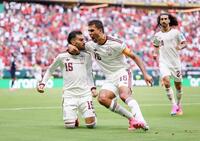 ウルグアイ－スペイン　前半、先制ゴールを決めロドリ（16）に祝福されるスペインのバエナ。右はククレリャ＝グアダラハラ（ＦＩＦＡ提供・ゲッティ＝共同）