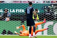 ウルグアイ－スペイン　前半、先制ゴールを許したウルグアイのＧＫムスレラ＝グアダラハラ（ＡＰ＝共同）
