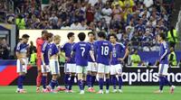 後半、同点に追いつかれ、集まった日本代表＝２５日、ダラススタジアム