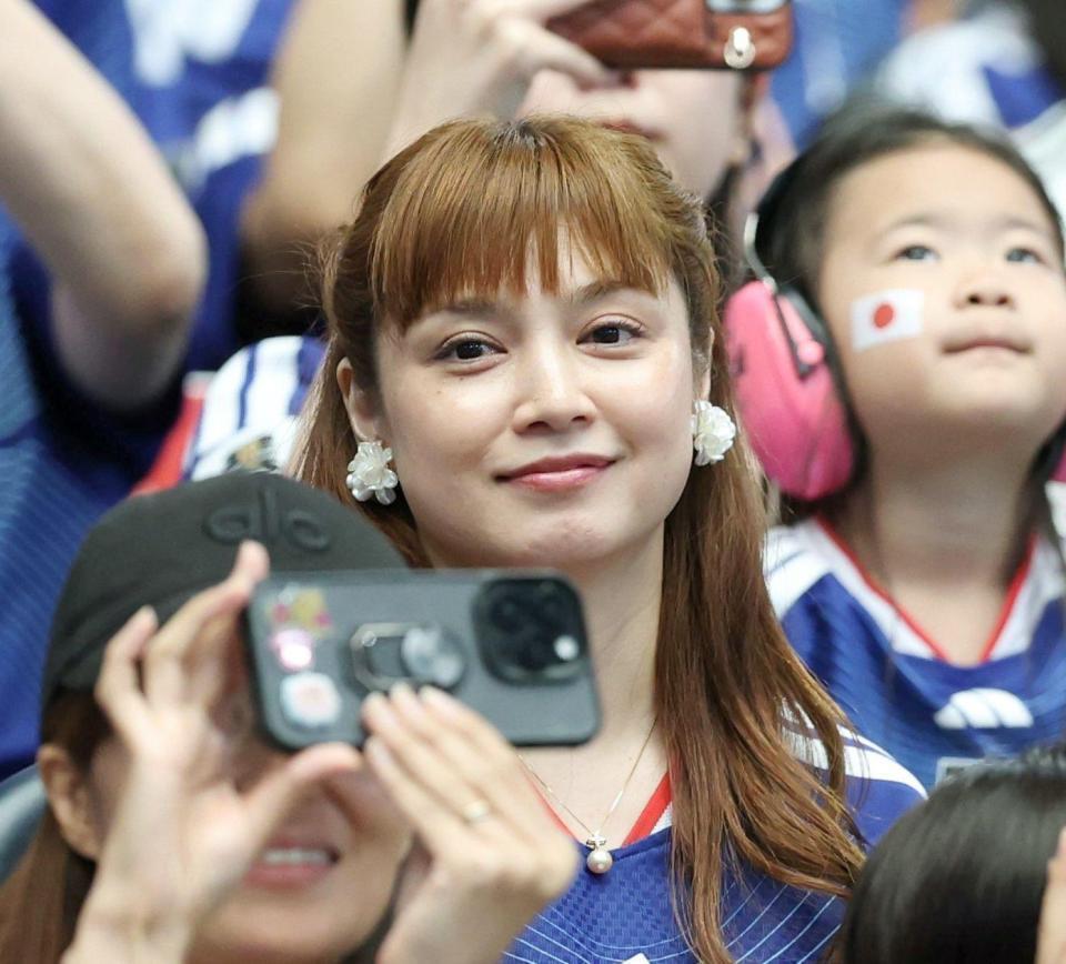 スタンドから試合を見守る妻の平愛梨