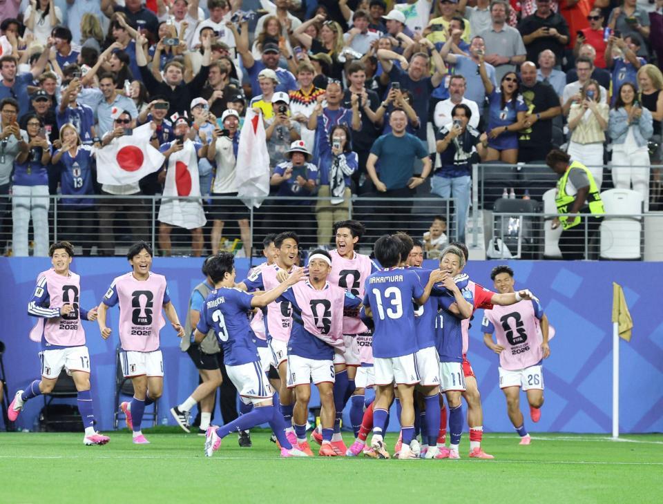 後半、先制ゴールを決めた前田（右）の元に笑顔で駆け寄る日本代表（撮影・中田匡峻）