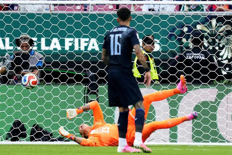 ウルグアイ－スペイン　前半、先制ゴールを許したウルグアイのＧＫムスレラ＝グアダラハラ（ＡＰ＝共同）