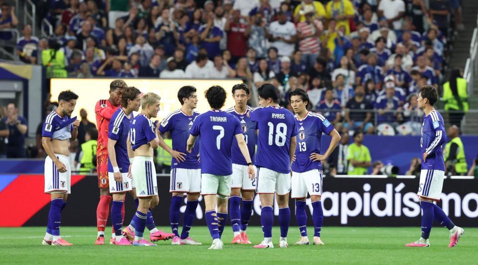 後半、同点に追いつかれ、集まった日本代表＝２５日、ダラススタジアム