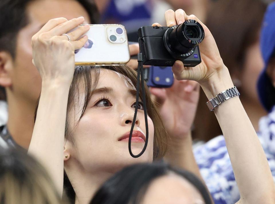 カメラを構える泉里香＝２５日、ダラススタジアム