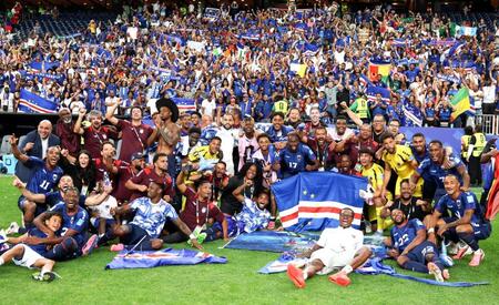 　初出場で決勝トーナメント進出を決め、歓喜するカボベルデの選手とサポーター（ＦＩＦＡ提供・ゲッティ＝共同）