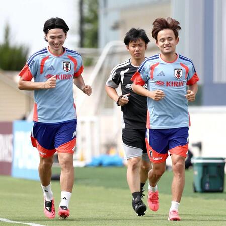　久保（右）と別メニューで調整する南野