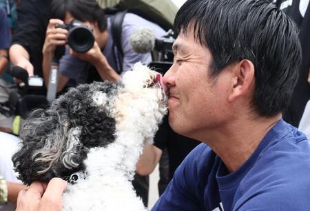 練習後、サポーターが連れた犬と戯れる森保監督