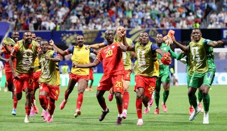 コンゴ－ウズベキスタン　試合終了間際、チーム３点目のゴールを決め喜ぶコンゴのウィサ（20）＝アトランタ（ゲッティ＝共同）