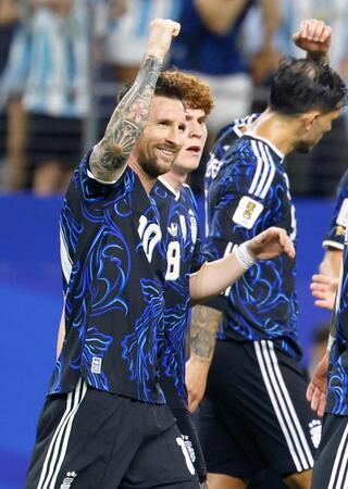 ヨルダン－アルゼンチン　後半、ＦＫでチーム３点目のゴールを決め喜ぶアルゼンチンのメッシ（左）＝ダラス（共同）