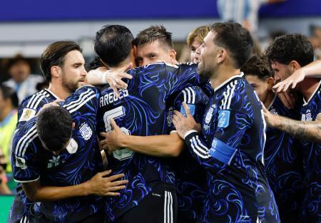 　ヨルダン-アルゼンチン　前半、先制のＦＫを決め、祝福されるアルゼンチンのロセルソ（中央）＝ダラス（共同）
