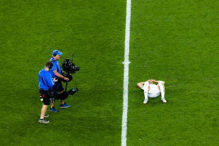 　サッカーＷ杯のエジプト戦後、ピッチにあおむけになるイランのハリルザデ＝２６日、米シアトル（ゲッティ＝共同）