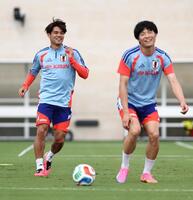 ブラジル戦に向けて調整する佐野（左）
