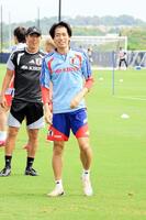 ＭＦ中村敬斗（中央）長谷部コーチと同じ長さのソックスで練習を行った