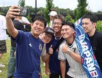 練習後、サポーターと記念写真に納まる森保監督