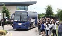 ナッシュビル近郊の練習拠点を出発する日本代表を乗せたバス