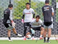 ブラジル戦に向けて調整するＧＫ大迫（奥右）