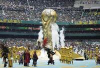 北中米Ｗ杯の開幕セレモニーに登場した巨大な優勝トロフィーのオブジェ（提供・共同通信社）