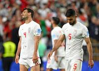 エジプト－イラン　試合終了間際、ゴールネットを揺らすがオフサイド判定となり、肩を落とすイランのハリルザデ（左）＝シアトル（ロイター＝共同）