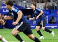 ヨルダン－アルゼンチン　後半、ＦＫでチーム３点目のゴールを決めたアルゼンチンのメッシ＝ダラス（共同）