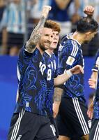 ヨルダン－アルゼンチン　後半、ＦＫでチーム３点目のゴールを決め喜ぶアルゼンチンのメッシ（左）＝ダラス（共同）