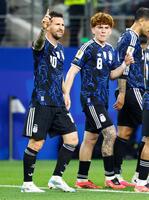 ヨルダン－アルゼンチン　後半、ＦＫでチーム３点目のゴールを決め喜ぶアルゼンチンのメッシ（左）＝ダラス（共同）