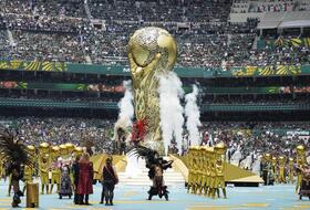 北中米Ｗ杯の開幕セレモニーに登場した巨大な優勝トロフィーのオブジェ（提供・共同通信社）