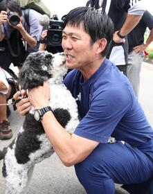 練習後、サポーターが連れた犬と戯れる森保監督