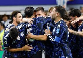 　ヨルダン-アルゼンチン　前半、先制のＦＫを決め、祝福されるアルゼンチンのロセルソ（中央）＝ダラス（共同）