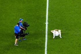 　サッカーＷ杯のエジプト戦後、ピッチにあおむけになるイランのハリルザデ＝２６日、米シアトル（ゲッティ＝共同）