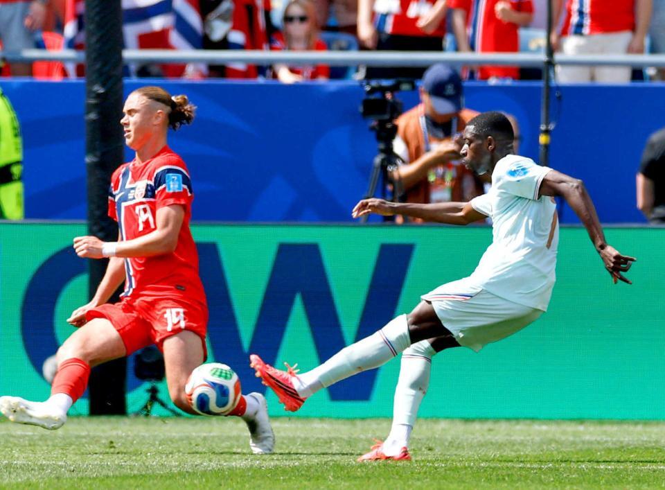 　ノルウェー－フランス　前半、ハットトリックとなるゴールを決めるフランスのデンベレ（右）＝ボストン（共同）