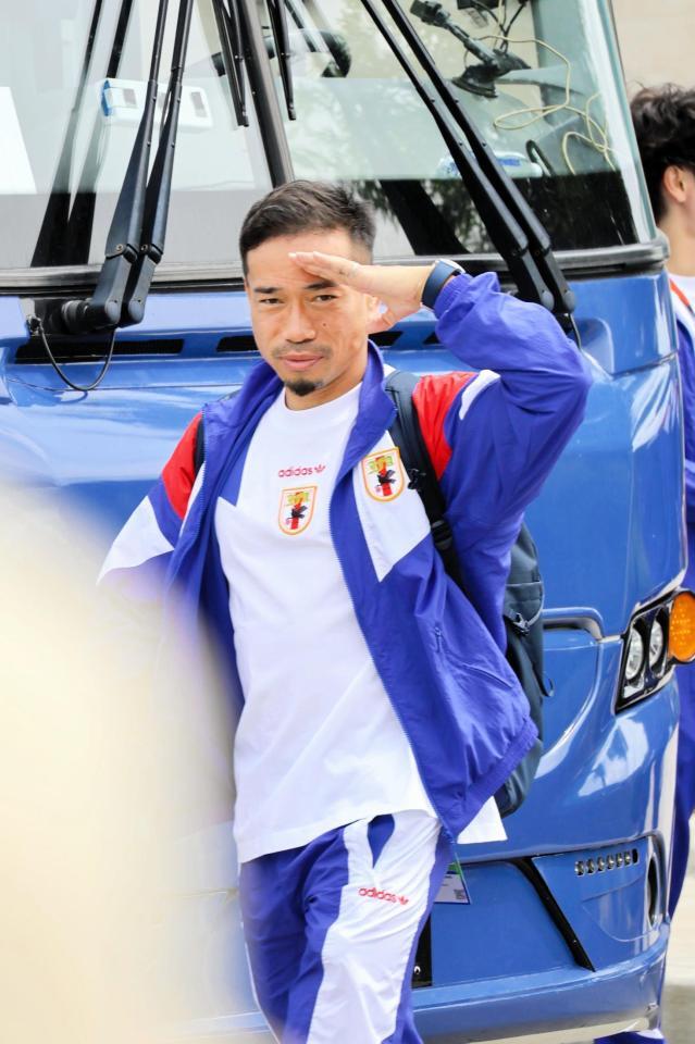 ファンの声援にポーズを取る長友佑都